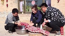 2米的牛脊骨剁大块，春姐做火锅，坐小院啃着骨头涮着菜，真惬意