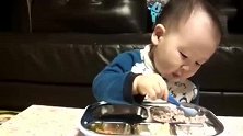 小宝宝吃午餐，这小勺使得也太溜了，不挑食吃的嘎嘎香