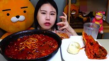 鲜红浓稠的火鸡面，看着就很辣，小姐姐好像很难过