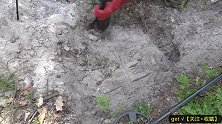 探测器找到黑乎乎的大木箱，老外打开一看，顿时合不拢嘴！