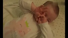 爸爸给刚睡醒的宝宝解开包被，接下来小宝宝的反应太可爱了！
