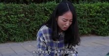 女孩卖菜给母亲治病，农民工看到后把她的菜全买了，回家好运来了