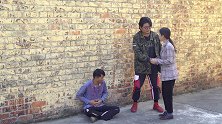 妻子给乞丐50元丈夫发飙，看到乞丐脸时，才知是救命恩人