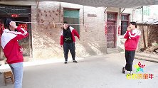 短剧：小伙伴玩“柔韧过绳子游戏”，胖虎过绳子真搞笑！太逗了