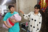 婆婆掌握儿子的工资卡，儿媳把工资交给亲妈，邻居的话婆婆知错了