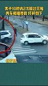 俄罗斯 男子十字街头过马路，两车高速撞击，一车撞向男子！先是躲过撞击，电线杆倒下又悬空！幸运