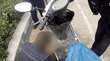 山东济南：无语！男子偷车太“专注” 民警站身后都不知道