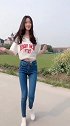 身材苗条的小姐姐，牛仔裤搭配白色短袖，漂亮又迷人！
