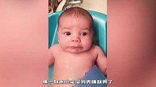 老爸给小宝宝洗澡，刚一倒水小宝宝的表情就亮了，镜头拍下全过程