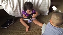 姐弟俩为了只臭鞋子大打出手，撒泼打滚全使上谁也不让谁