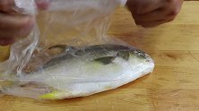 金鲳鱼不要只会红烧了，这样做简单又鲜美，鱼肉还入味没有腥味