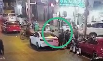 3台酒局后,云南3男子在"快活林"烧烤街打人又砸车