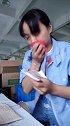 厂妹拿到了工资，满头大汗的她开心的笑了