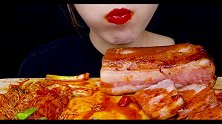辣金针菇和烤五花肉也太搭了吧，看着就感觉很好吃啊
