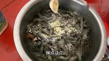 用地笼捕的野生河虾，农村奶奶这种做法鲜香可口，吃着可得劲了