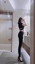 洗手台前的小姐姐，凸凹曲线身材展显的淋漓尽致