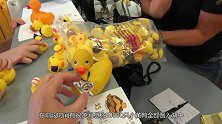 60000只小黄鸭倒入湖中，场面真的震撼，为什么要这么做呢？