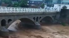 河北磁县西艾口村出村桥梁被冲垮！村内千余人被困