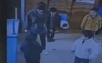 2名幼儿不参加活动被保育员脚踢 教育局：责令辞退