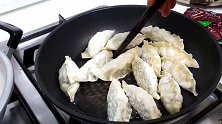 狗子望眼欲穿！小姐姐大口嘬面，蘑菇炸酱味拉面看起来是真不错