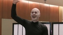 玻璃罐中的脑袋原来是真人扮演的，真是虚惊一场！