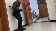 宝宝上演一出“偷天换日”，老爸却浑然不知，最后这鄙视的笑容亮