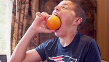 惊呆！美国14岁男孩的奇怪特长：嘴巴张大可以塞下整颗苹果