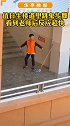 湖北孝感一中学值日生楼道里跳鬼步舞， 下一秒看到老师经过反应超快，迅速拿起拖把继续拖地…