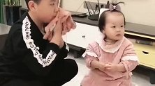 会过日子的好哥哥，这样多省水，不用鉴定了，绝对是亲兄妹！