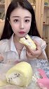 美女吃大白兔奶冻卷