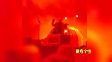 零下20度的万人音乐节：梁龙穿棉袄小沈阳重唱，台上台下又冻又嗨