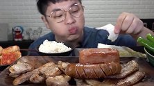小伙直播吃烤五花肉和午餐肉，配上香肠和青阳辣椒太过瘾了