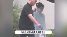 50岁李健被偶遇狼狈淋雨，让保镖给老婆打伞超甜，孟小蓓仍有少女感