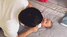 坏爸爸欺负宝宝让摸胡子，把宝宝吓得哇哇大哭，他却乐的哈哈笑