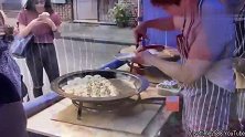中国小伙在国外卖水煎包金黄灿灿外国人大赞美味