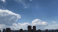 北京雨后天空高透 上演“白云流瀑”