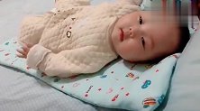 两个月的小宝宝好聪明，看到开心的东西会激动的蹬腿了，好萌啊！