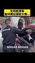 女司机停车，急坏两位保安大哥：一人指挥，一人帮忙打方向盘。女司机