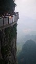 天门山悬崖峭壁之上玻璃栈道人爆满，你敢上吗？