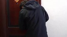 小伙回家没想遇小偷撬门，结果反让小偷倒给500元，结局太逗了