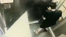 重庆渝北：电梯顶棚掉落，业主被20斤铁板砸中头部