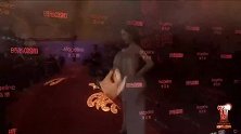蹦蹦跳跳走红毯的金晨，现场贡献即兴表情包，可爱到犯规！