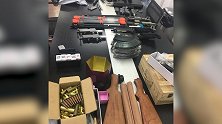 仿佛军火库！29岁小伙痴迷枪械 搜出的“枪支弹药”摆满一地