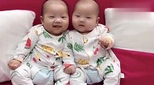 双胞胎宝宝坐在一起，接下来的动作简直是神同步，好可爱！