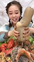小姐姐直播教你吃象牙蚌，这主播笑起来好甜啊