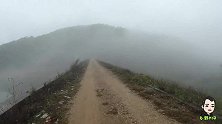 大雾天水库拉长网捕大鱼，收网时手都提抽筋了，鱼获多到要送人！