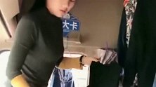 卡车女司机车内晒衣服，出门在外，总是不方便！