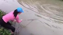 越南小妹在亚马逊河流捕到巨骨蛇鱼，收获满满啊！