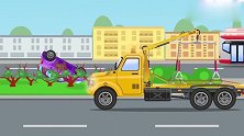 救援车运送故障小汽车，马路颠簸小汽车弹进翻斗车内，真是好粗心