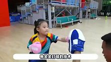王楠手把手教女儿打球，翡翠镯子抢镜，7岁笑笑五点半起床训练